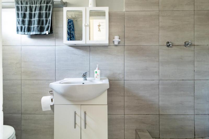 To Let 1 Bedroom Property for Rent in Loevenstein Western Cape